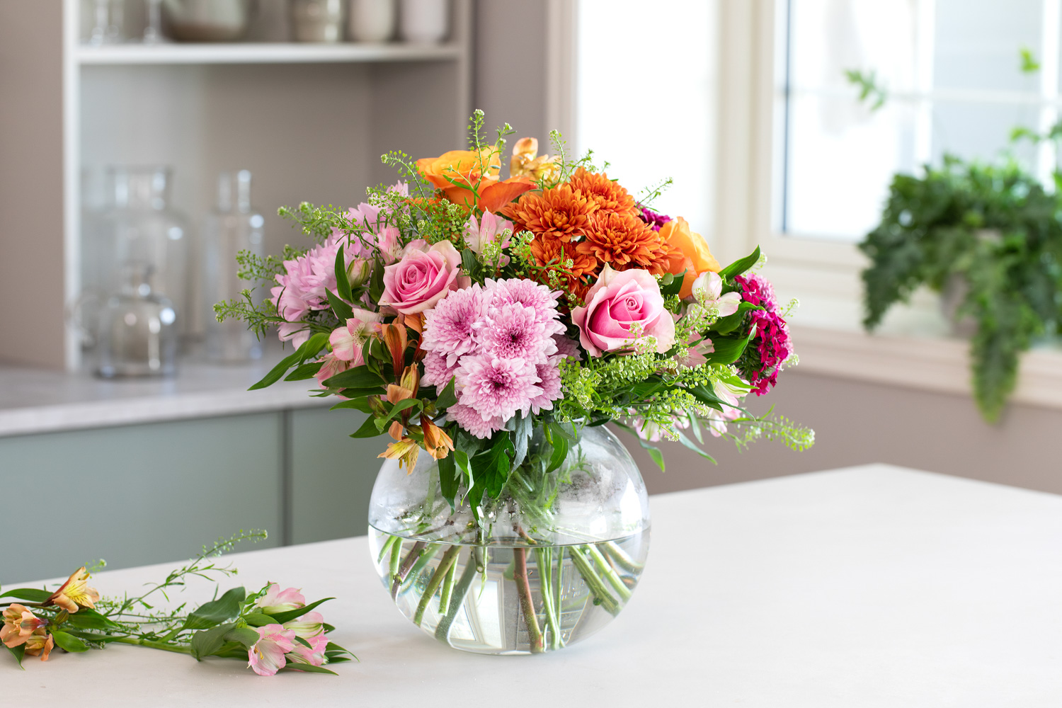 Interiør- og blomsterbilde med klikkbare elementer